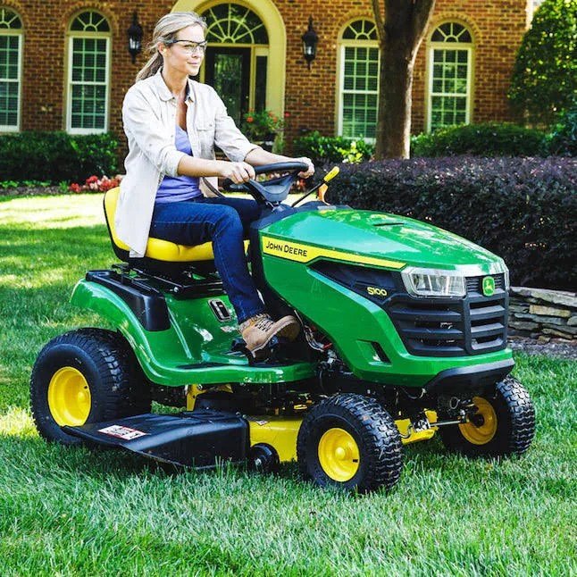 John Deere S100 42 in. 17.5 HP GAS Hydrostatic Riding Lawn Tractor - Image 4